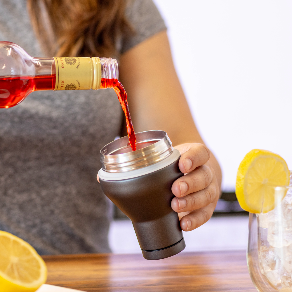 cocktail-shaker-lid-l6 Cocktail_Shaker_lifestyle_2_b714e13d-dd84-4844-956f-11cddc294041.png